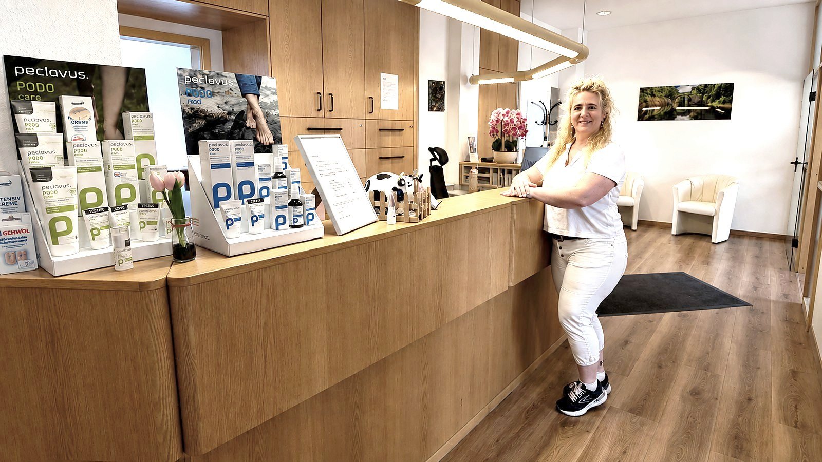 Alexandra Süßer bei den Pflegeprodukten am Empfang