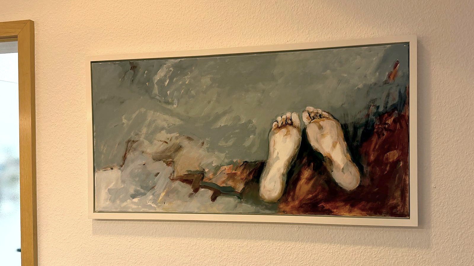 Gemälde mit Füßen im Flur
