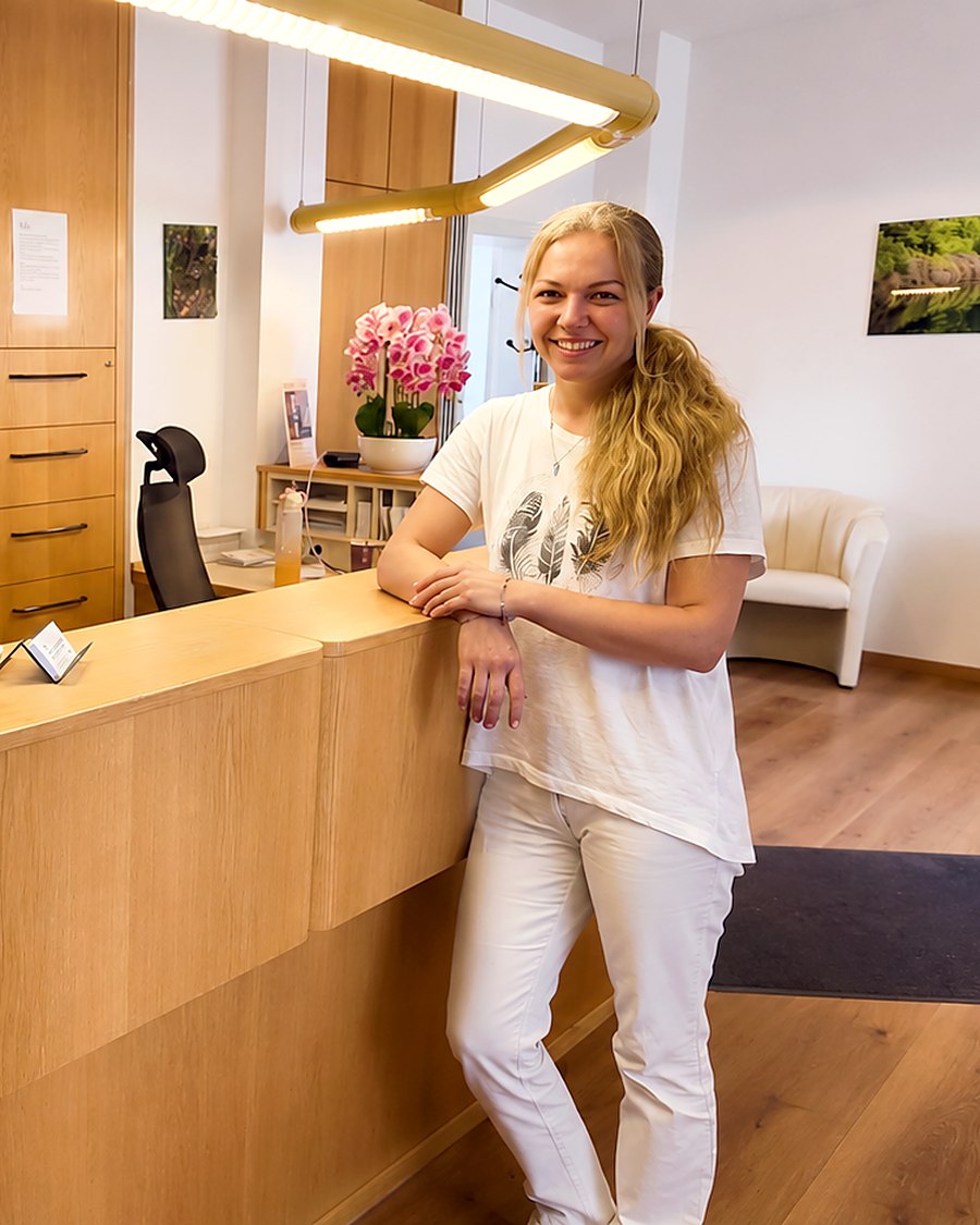Madeleine Schaible am Empfang der Praxis